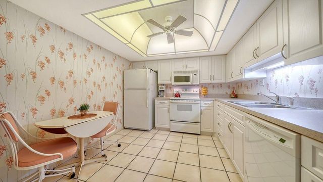 1125 W PEPPERTREE DRIVE 302, Sarasota, FL 34242