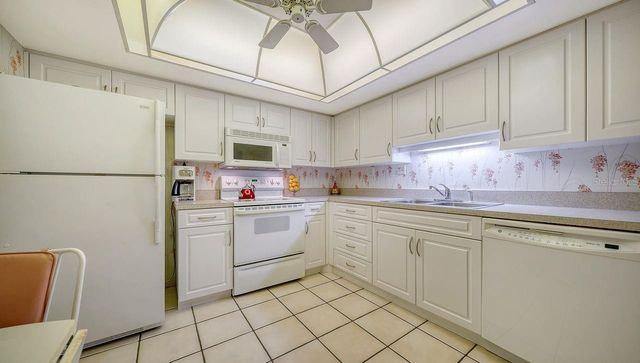 1125 W PEPPERTREE DRIVE 302, Sarasota, FL 34242