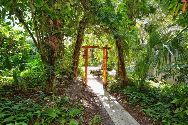 1125 W PEPPERTREE DRIVE 302, Sarasota, FL 34242