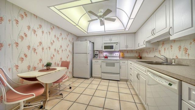 1125 W PEPPERTREE DRIVE 302, Sarasota, FL 34242