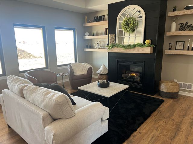 1100 Lakeview Circle NW, Bondurant, IA 50035