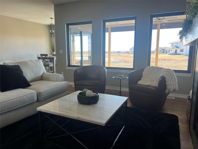 1100 Lakeview Circle NW, Bondurant, IA 50035
