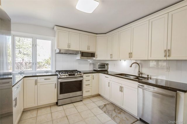 68 Lauren Avenue, Dix Hills, NY 11746