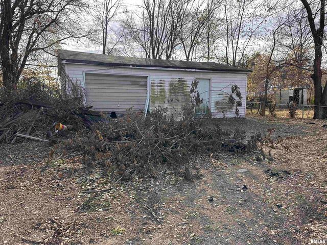 2302 W KRAUSE Avenue, Peoria, IL 61605