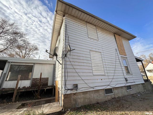 2302 W KRAUSE Avenue, Peoria, IL 61605