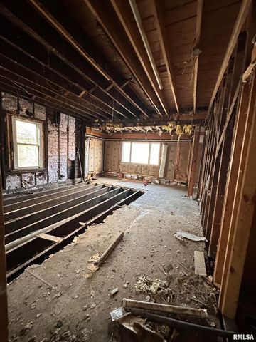 2302 W KRAUSE Avenue, Peoria, IL 61605