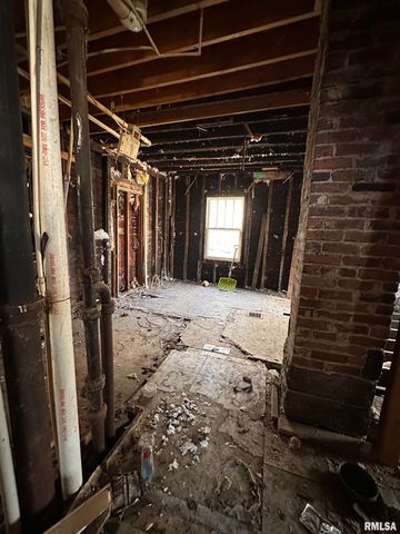 2302 W KRAUSE Avenue, Peoria, IL 61605