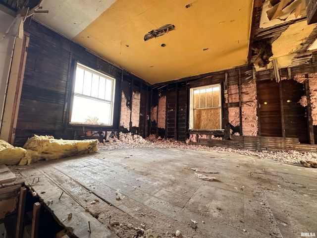 2302 W KRAUSE Avenue, Peoria, IL 61605