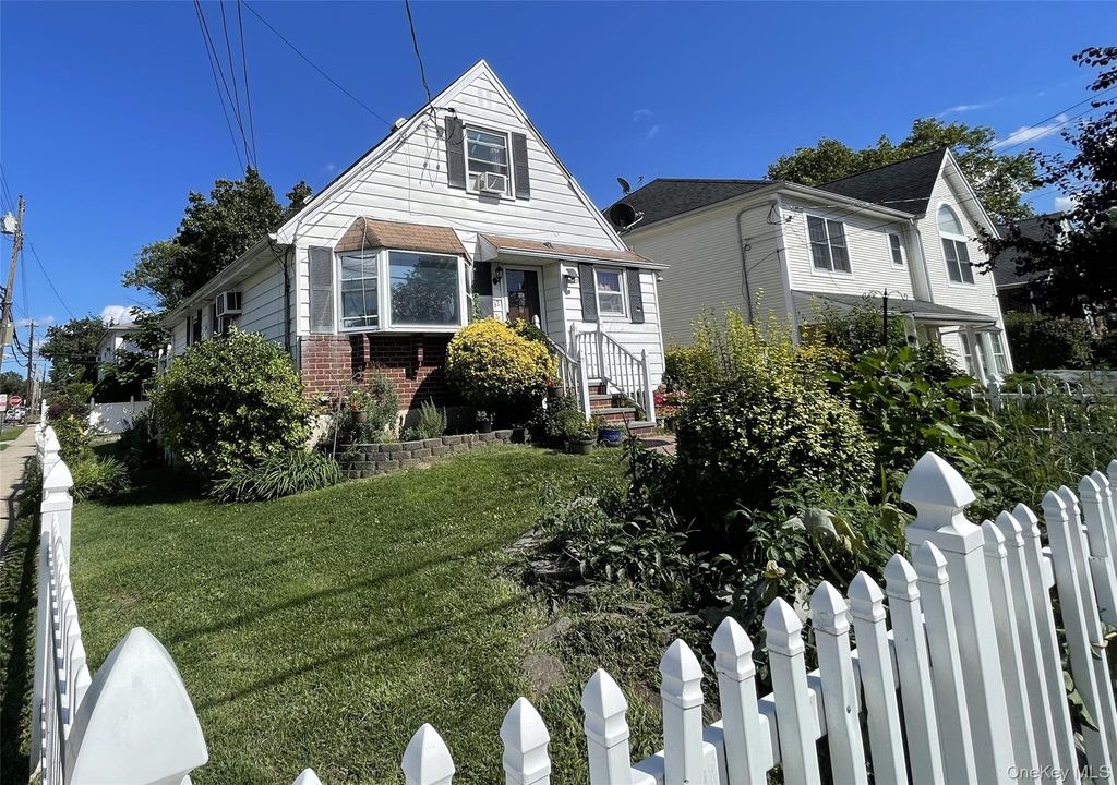 32 Edgewood Road, Port Washington, NY 11050 — exterior