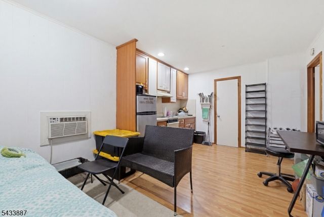 598 Van Houten Ave, Clifton City, NJ 07013