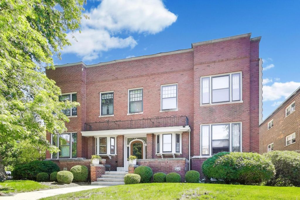240 S Marion Street 1N, Oak Park, IL 60302