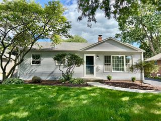 129 Pomeroy Avenue, Crystal Lake, IL 60014