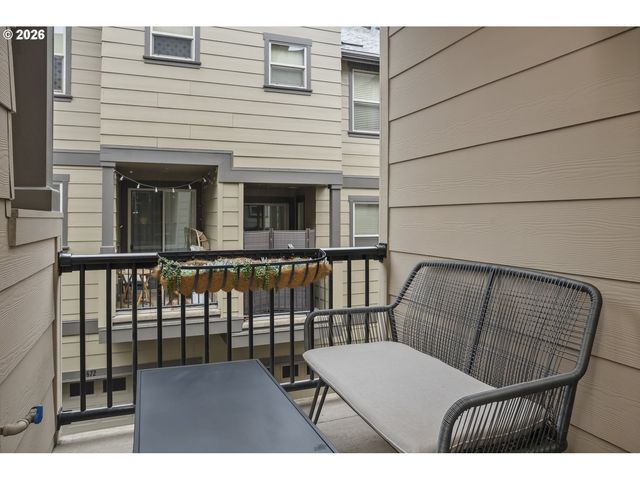 669 Sw TRILLIUM CREEK Ter, Portland, OR 97225