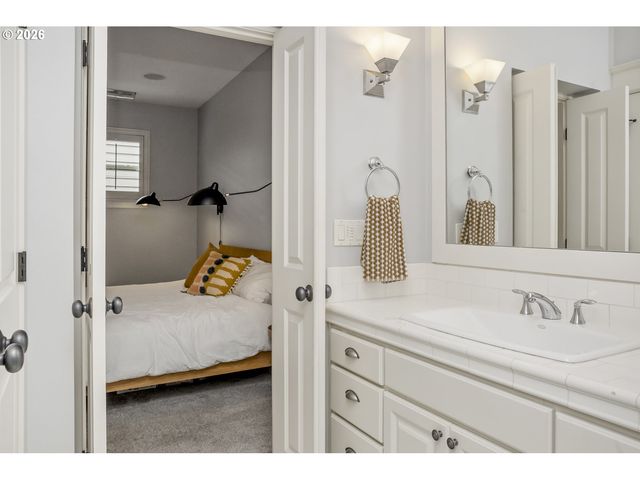 669 Sw TRILLIUM CREEK Ter, Portland, OR 97225