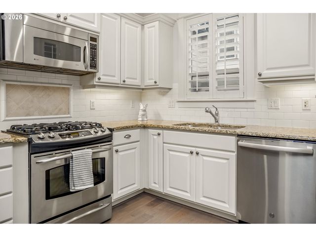 669 Sw TRILLIUM CREEK Ter, Portland, OR 97225