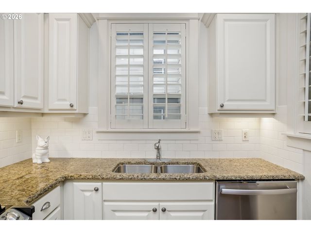 669 Sw TRILLIUM CREEK Ter, Portland, OR 97225