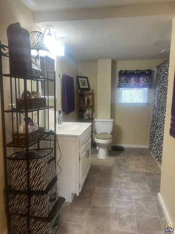 321 SE Baldwin RD, Topeka, KS 66607