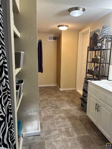 321 SE Baldwin RD, Topeka, KS 66607