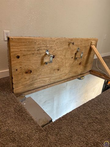 321 SE Baldwin RD, Topeka, KS 66607