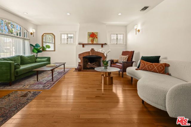 944 S Hudson Avenue, Los Angeles, CA 90019