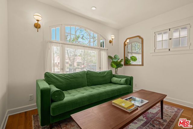 944 S Hudson Avenue, Los Angeles, CA 90019