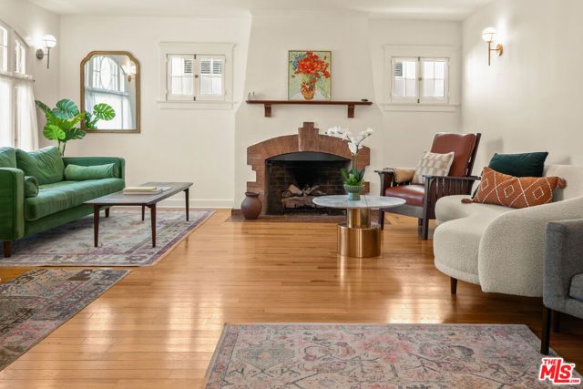 944 S Hudson Avenue, Los Angeles, CA 90019