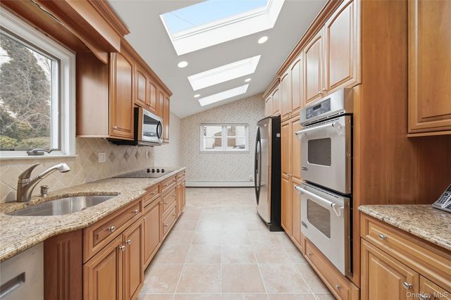 16 Pantzer Street, Smithtown, NY 11787