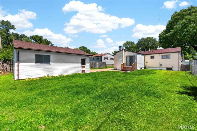 1075 Wycomb Drive, Florissant, MO 63033