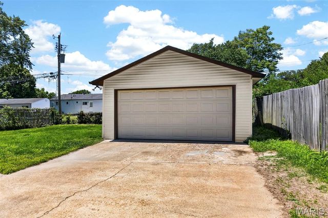 1075 Wycomb Drive, Florissant, MO 63033