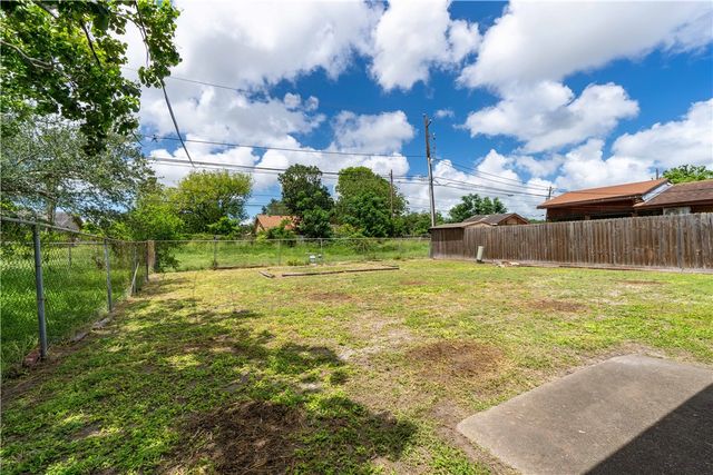 1746 Mission Dr, Corpus Christi, TX 78417