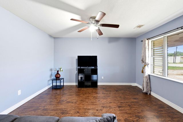3910 Dickinson Avenue, Dickinson, TX 77539