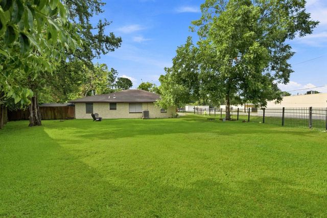 3910 Dickinson Avenue, Dickinson, TX 77539