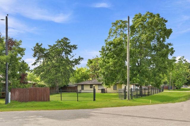 3910 Dickinson Avenue, Dickinson, TX 77539