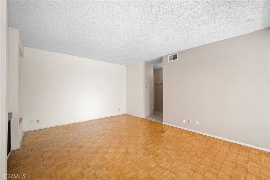 Image 10 of property listing at 1305 N Columbus Avenue 109, Glendale, CA 91202