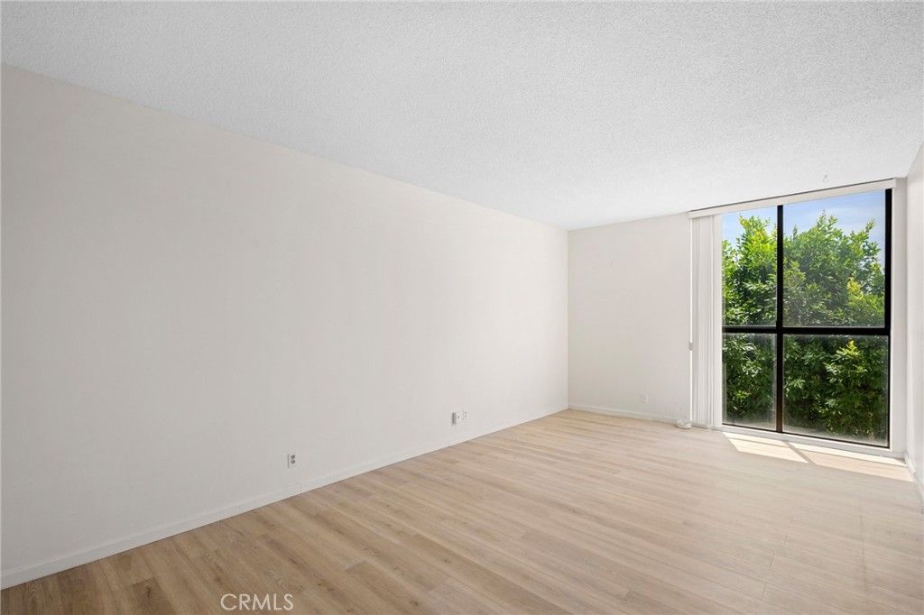 Image 18 of property listing at 1305 N Columbus Avenue 109, Glendale, CA 91202