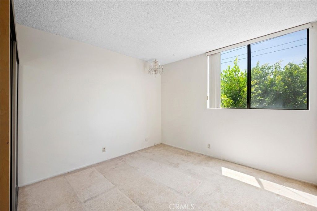Image 25 of property listing at 1305 N Columbus Avenue 109, Glendale, CA 91202