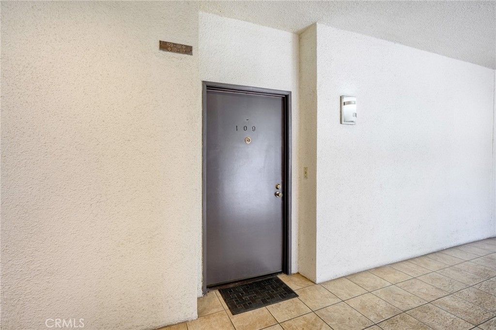 Image 3 of property listing at 1305 N Columbus Avenue 109, Glendale, CA 91202