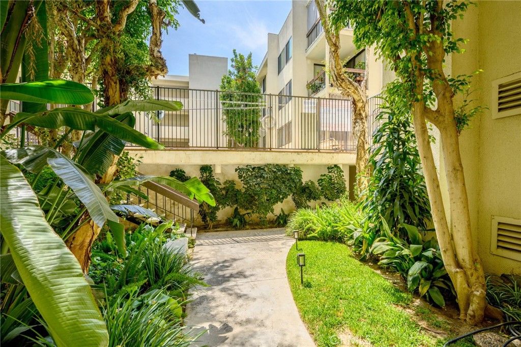 Image 31 of property listing at 1305 N Columbus Avenue 109, Glendale, CA 91202