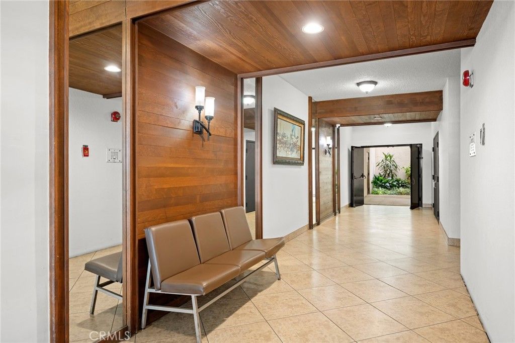 Image 32 of property listing at 1305 N Columbus Avenue 109, Glendale, CA 91202