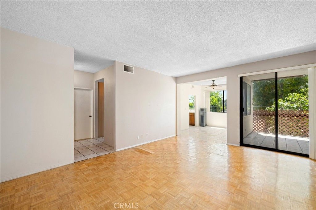 Image 5 of property listing at 1305 N Columbus Avenue 109, Glendale, CA 91202
