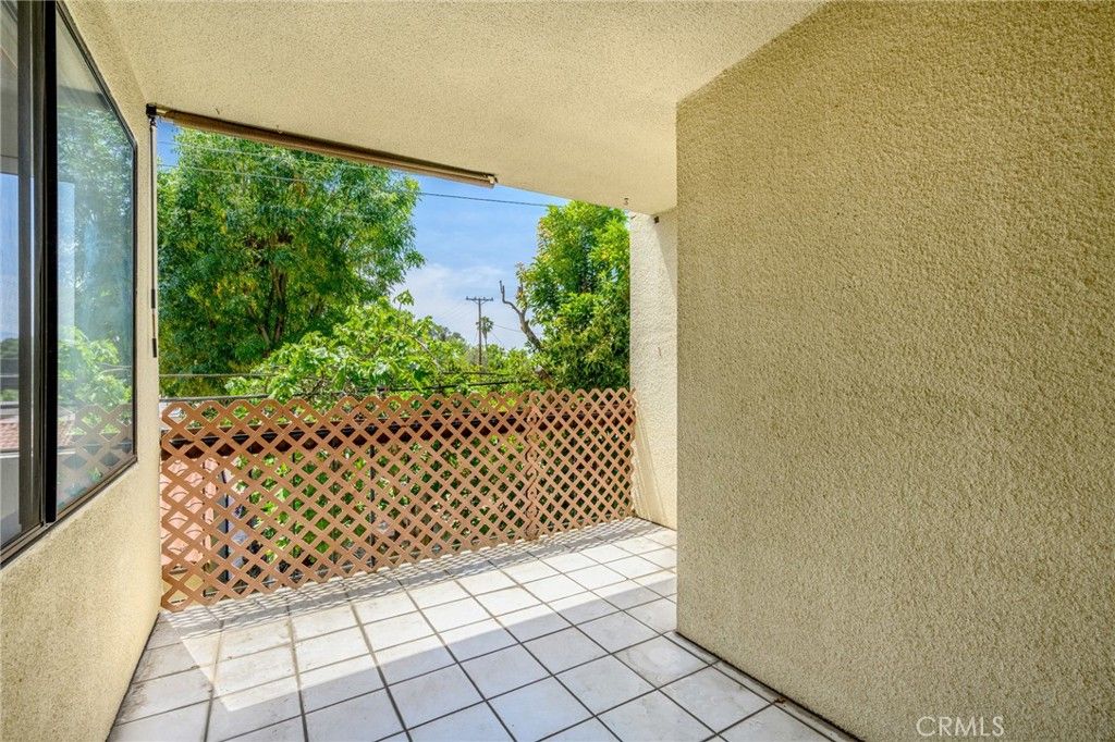 Image 6 of property listing at 1305 N Columbus Avenue 109, Glendale, CA 91202