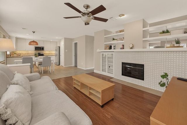 51 E Autumn Branch Circle, The Woodlands, TX 77382