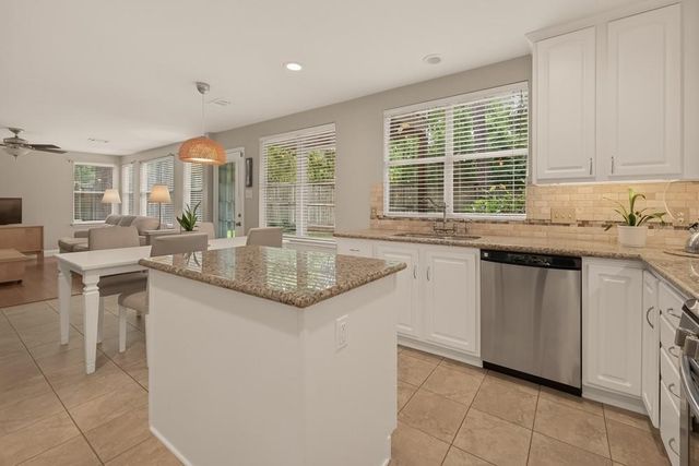 51 E Autumn Branch Circle, The Woodlands, TX 77382