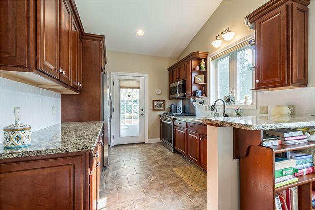 24 Silverwood Circle, East Rochester, NY 14445