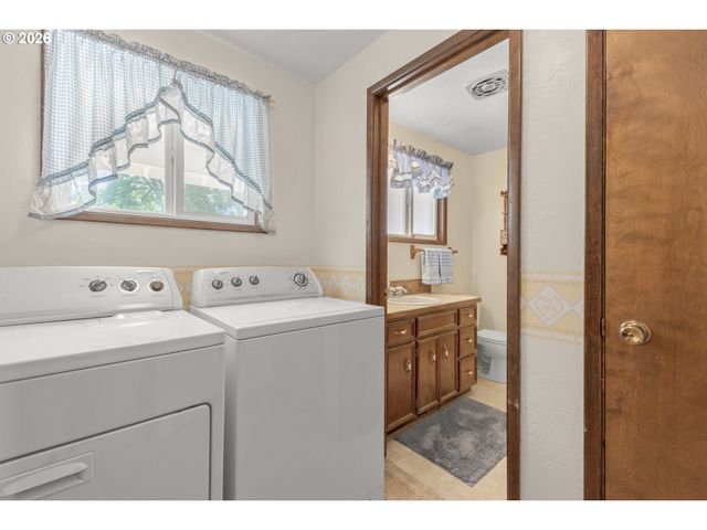 310 HATTON Ave, Eugene, OR 97404