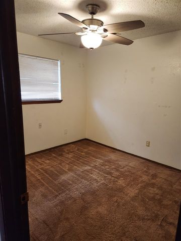 7013 NW Kingsbury Ave, Lawton, OK 73505
