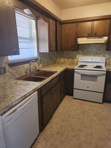 7013 NW Kingsbury Ave, Lawton, OK 73505