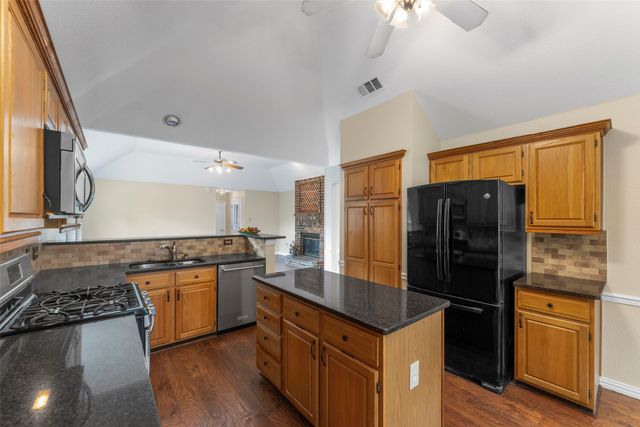 6306 Debbie Circle, Rowlett, TX 75089