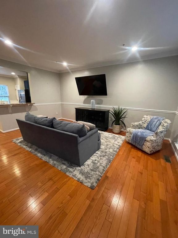 Image 5 of property listing at 5340 WYNDHOLME CIR #109, Baltimore, MD 21229