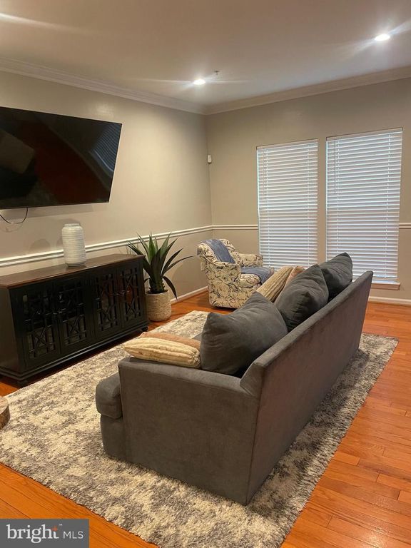 Image 6 of property listing at 5340 WYNDHOLME CIR #109, Baltimore, MD 21229